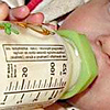 Ein Säugling trinkt aus einer Flasche